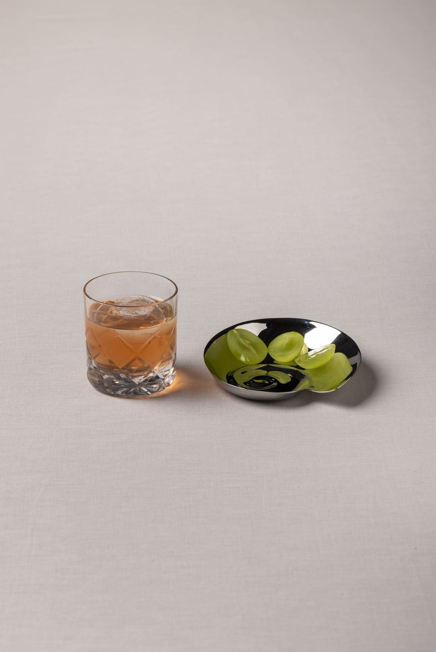 TANTAN aperitivo analcolico servito in versione minimal dopopasto come sostituto dell'amaro — solo con ghiaccio bicchiere essenziale