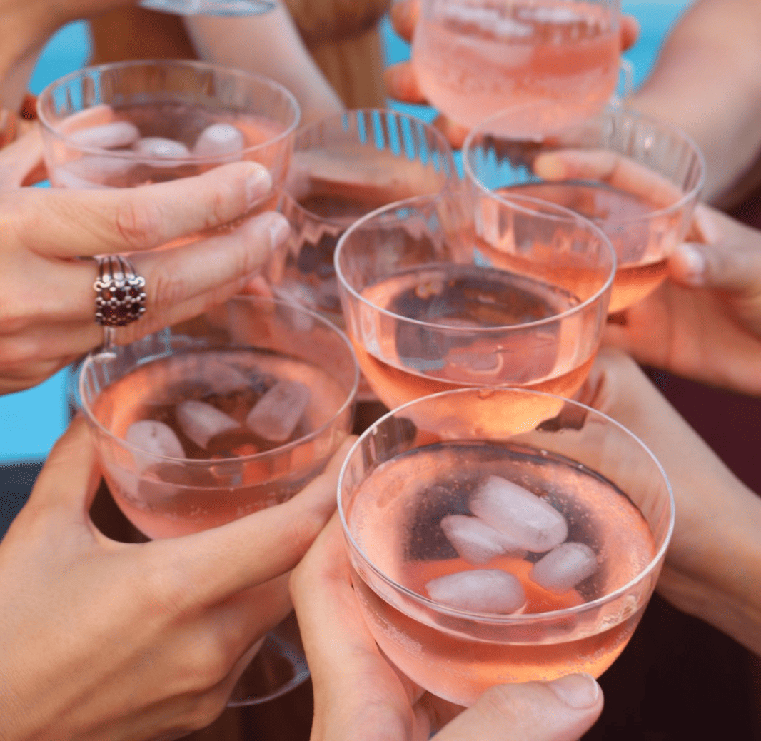 Brindisi con bicchieri TANTAN — aperitivo analcolico italiano