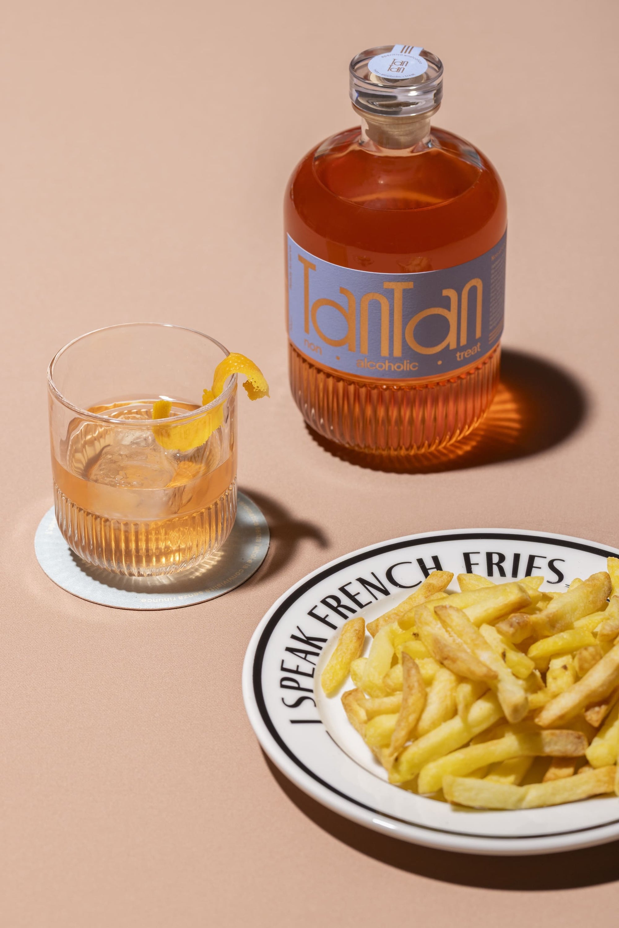 TANTAN aperitivo analcolico abbinato a patatine fritte — momento aperitivo informale