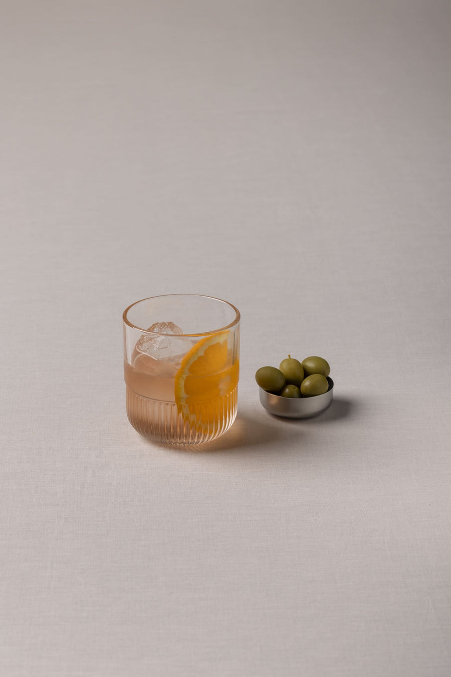 TANTAN aperitivo analcolico servito in versione classica con ghiaccio soda e scorza di arancia — perfect serve italiano