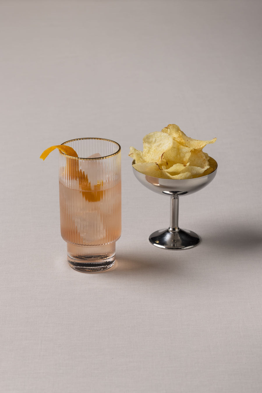 TANTAN aperitivo analcolico servito con goccio di gin ghiaccio soda e scorza di arancia — leggermente alcolico